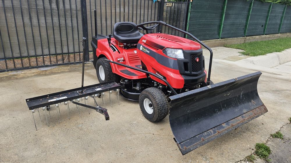Tractoras de tuns iarba gazon MTD