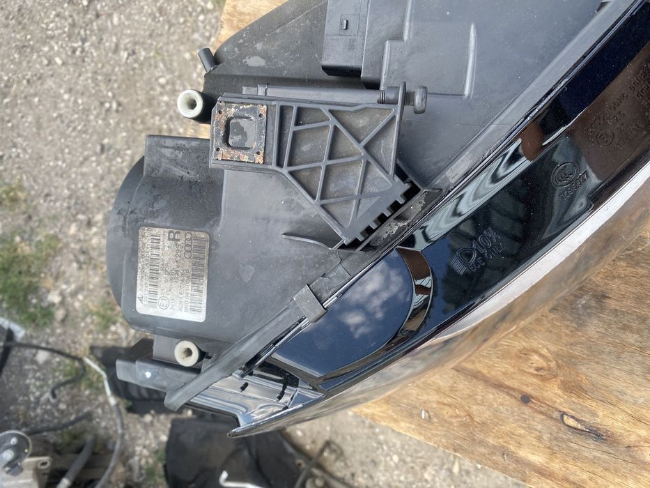 Десен ляв фар за Audi A4 B8 с ксенон и лед  брой гол 8k0941004