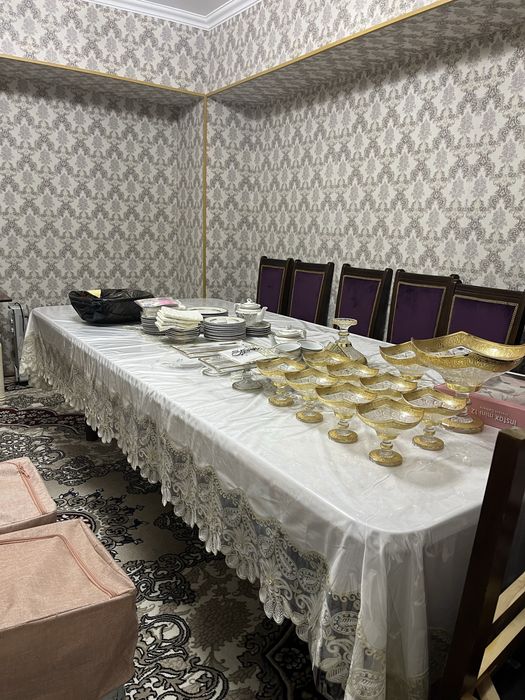 Стол и стулья для зала…….