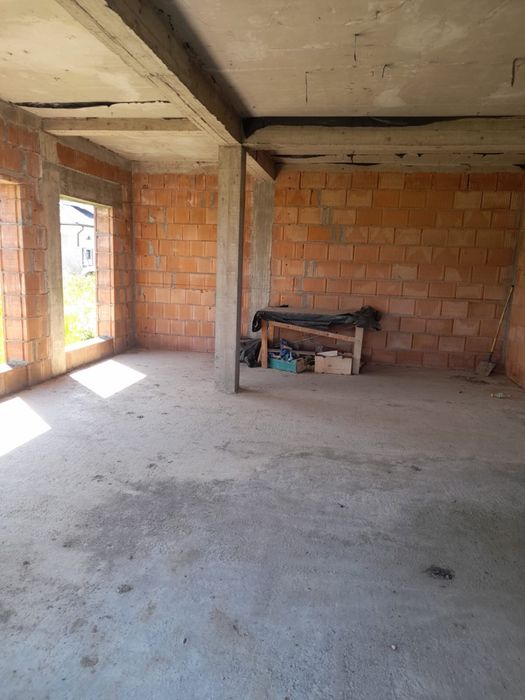 Vând casă în constructie
