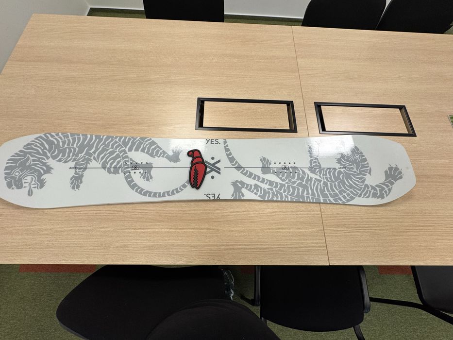 Snowboard YES Dicey 156 cm, true twin ca noua