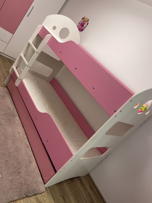 Pat supraetajat fetite