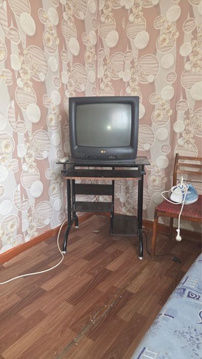 8000 телевизор и столик