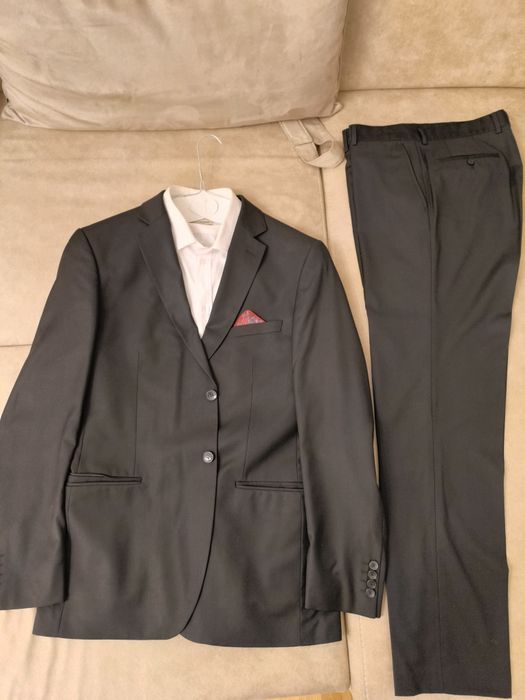 Продавам черен  костюм MONNI