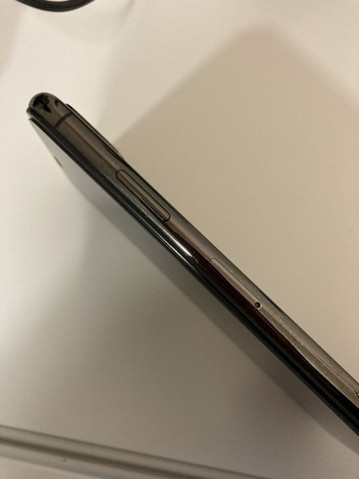 iPhone X 64GB / 98% battery health