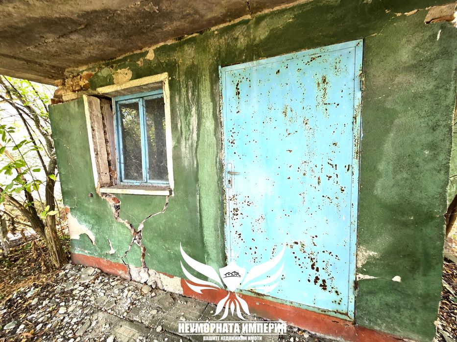 Продавам парцел УПИ с постройки 23кв.м. с 993кв двор село Ахматово