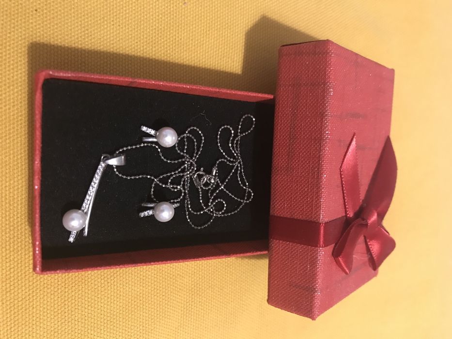 Комплект сребърни обици и колие с перли и цирконий