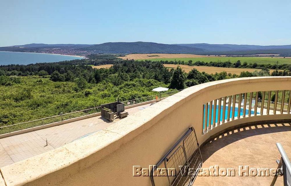 Тристаен апартамент с невероятна морска панорама в Бяла