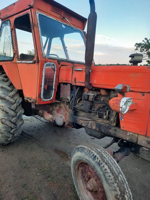 Vând tractor 650 în stare  de funcționare și o remorcă pe o axă basculabilă