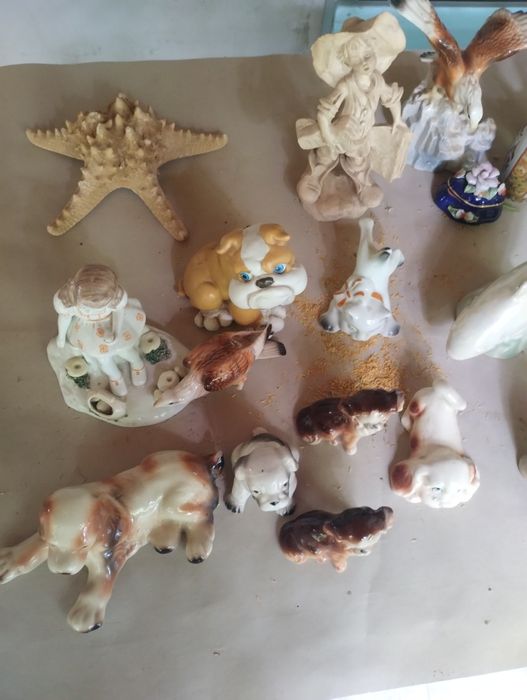 Diferite bibelouri pentru nostalgici românești si straine