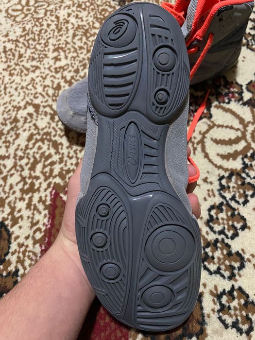 Продавам борцовки asics