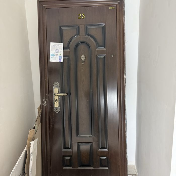 Входная дверь в хорошем состоянии