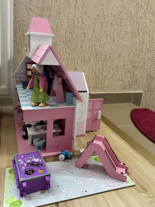 Casuta din lemn cu multe accesorii