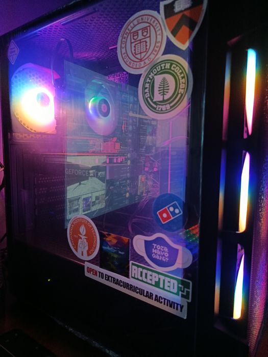 Игровой компьютер с монитором и аксессуарами