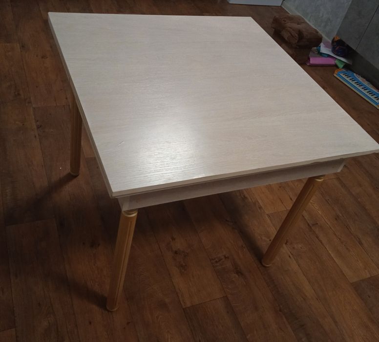 Стол раздвижной  очень устойчив!