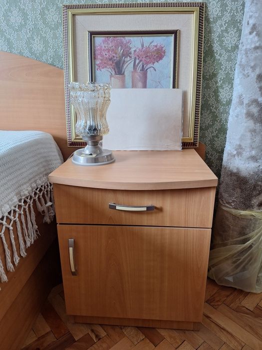 Спалня с матрак, 2 нощни шкафчета и тоалетка