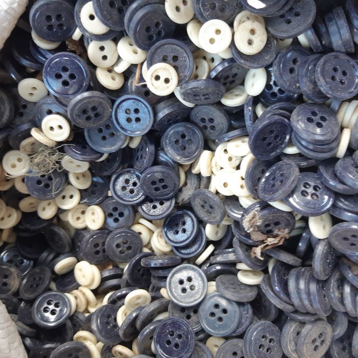 Пуговицы много продам срочно