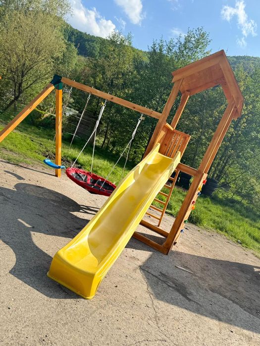 Locuri de joacă din lemn pentru copii - căsuțe, leagăne, complexe de joacă
