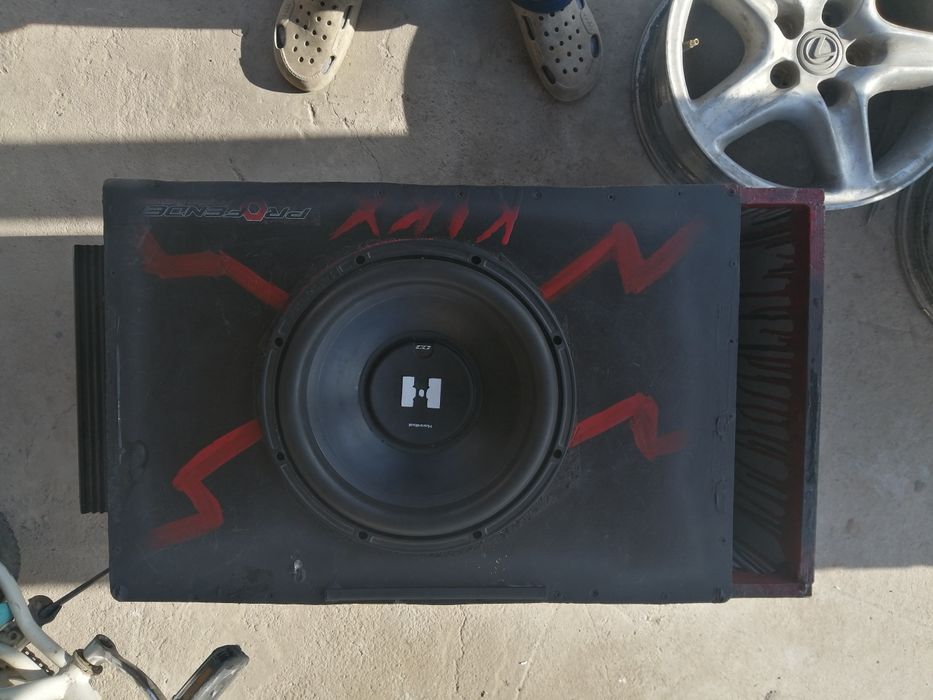 Продам сабвуфер с коробом