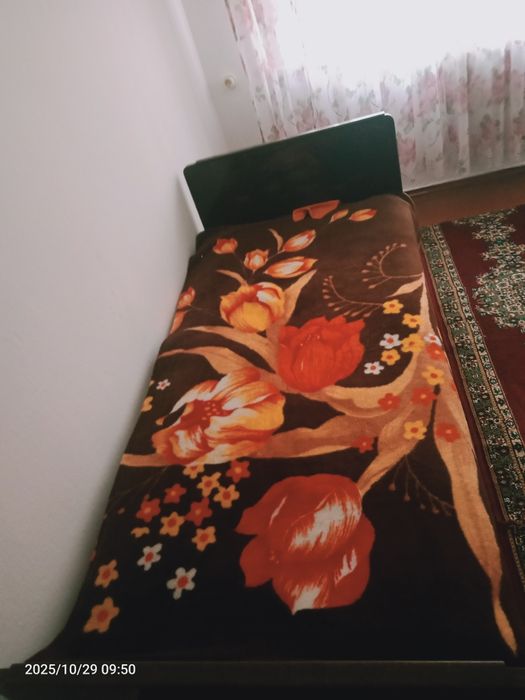 Кровать, стол со стульями, тумба