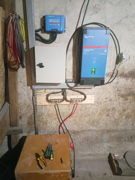 VİCTRON ENERGY ИНВЕРТОР соларен контролер и батерия