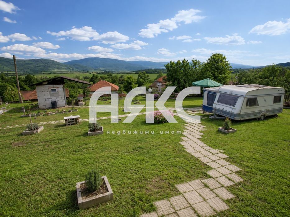 Продаваме парцел 820 кв.м с виза за строеж, ток, вода и обзаведена ка
