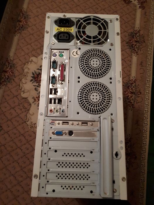 Продавам компютър