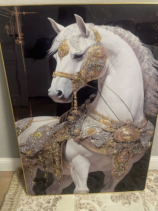 Картина белая лошадь в раме