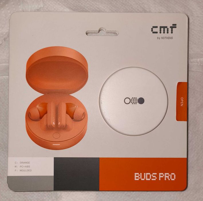 Căști CMF Buds Pro portocalii.
