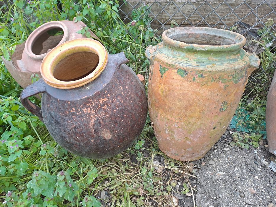 Стари делви, гърнета и стомнички