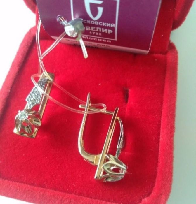 Продам золотые бриллиантовые серьги для девушек