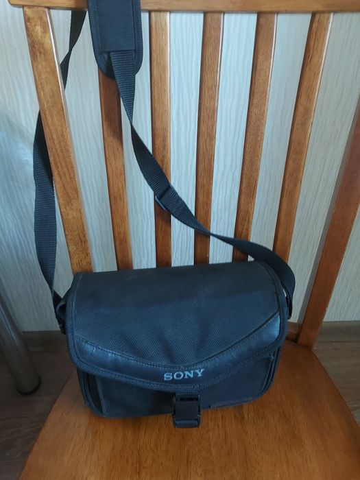 Видеокамера SONY DCR-SR220 с треногой