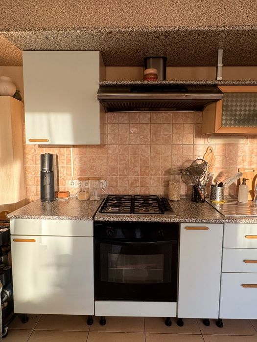 Vand mobila de bucatarie completa cu electrocasnice incluse hota, aragaz, cuptor si frigider.