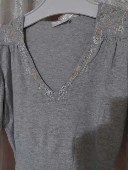 Bluza tricot subtire brodata manual cu mărgele