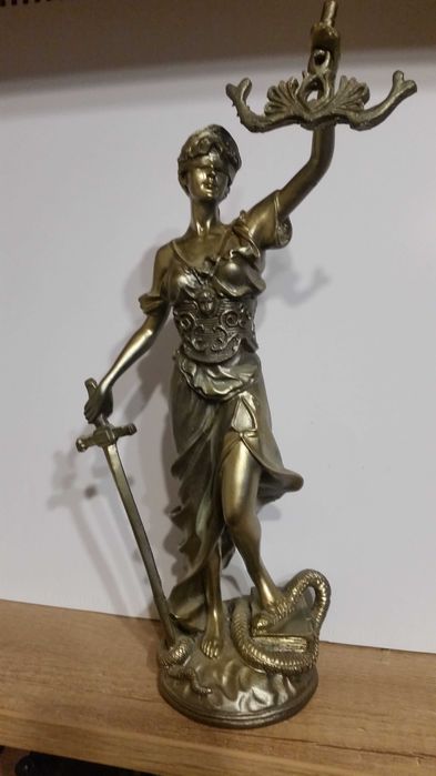 Красива статуетка. Много запазена. Около 30 см. висока.