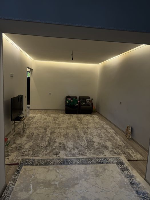 Продаётся 2комнатная переделаная в 3х квартира вдоль дороги,на мархабо