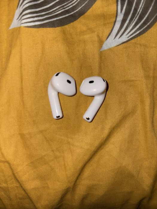 Продам наушники оригинал Airpods 4
