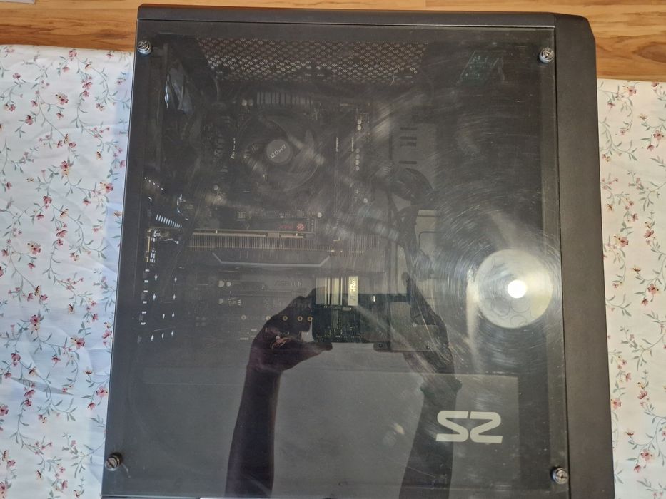 Продава се настолен гейминг компютър и подаръци