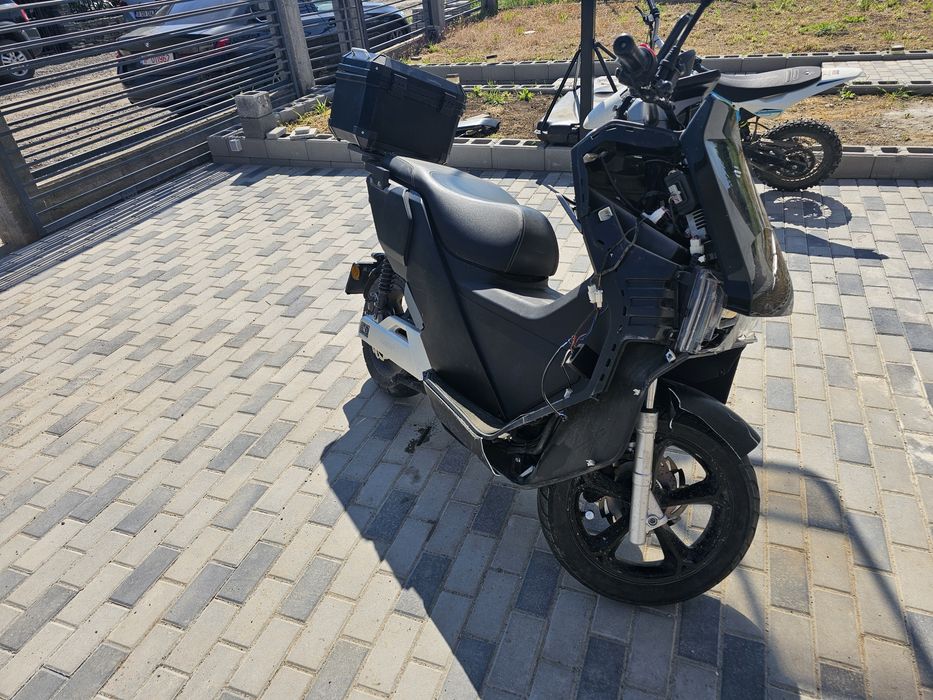 Vand scuter ecooter e5 avariat