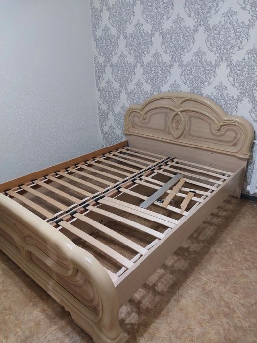 Продам кровать + 2  тумбочки
