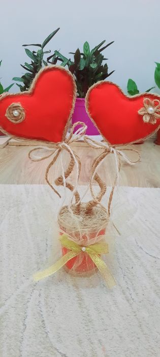 Бисерден жасалған гүлдер сатылады.