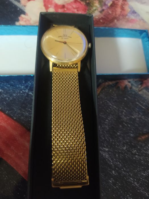 Часы позолоченные.