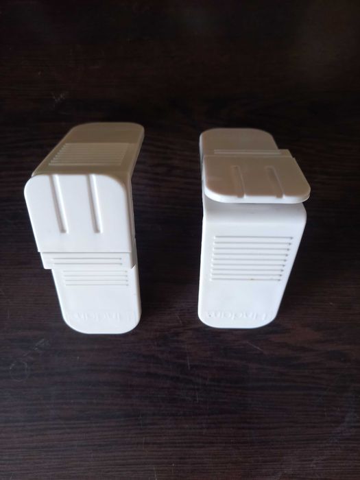 Предпазни лепенки за чекмеджета и шкафове от детски ръчички + подарък