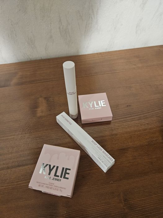 Сет KAYLIE COSMETICS Спирала и хайлайтър