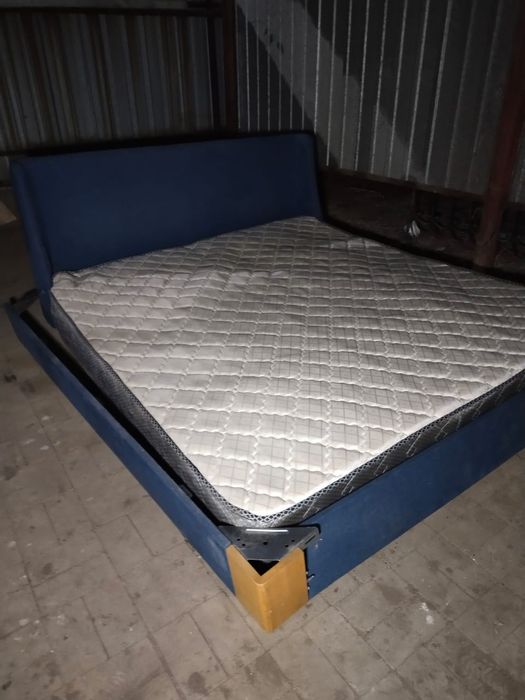 Двуспальная кровать