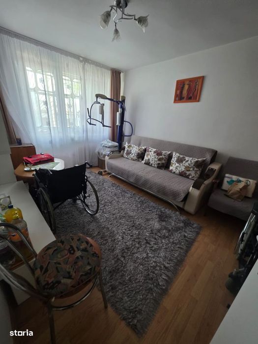 De vanzare apartament  3 camere și balcon plus boxa si loc de parcare