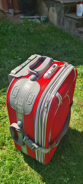 Valiză roșie – ușoară, rezistentă, cu roți