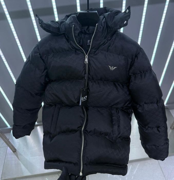 Oferta!! Geaca Armani impermeabila,calitate top,cititi va rog descrier