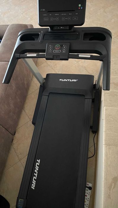 Бягаща пътека TUNTURI FitRun 90i Pro, Мотор 3.5 к.с., Bluetooth