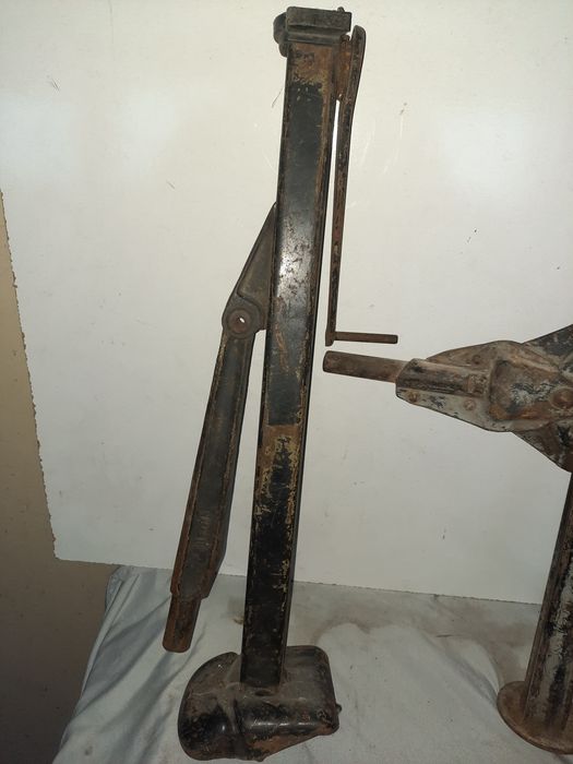 Ретро вертикални крикове за кола